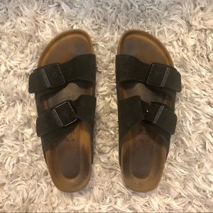 Black Birkenstock’s, Size 39 (8-8.5)
